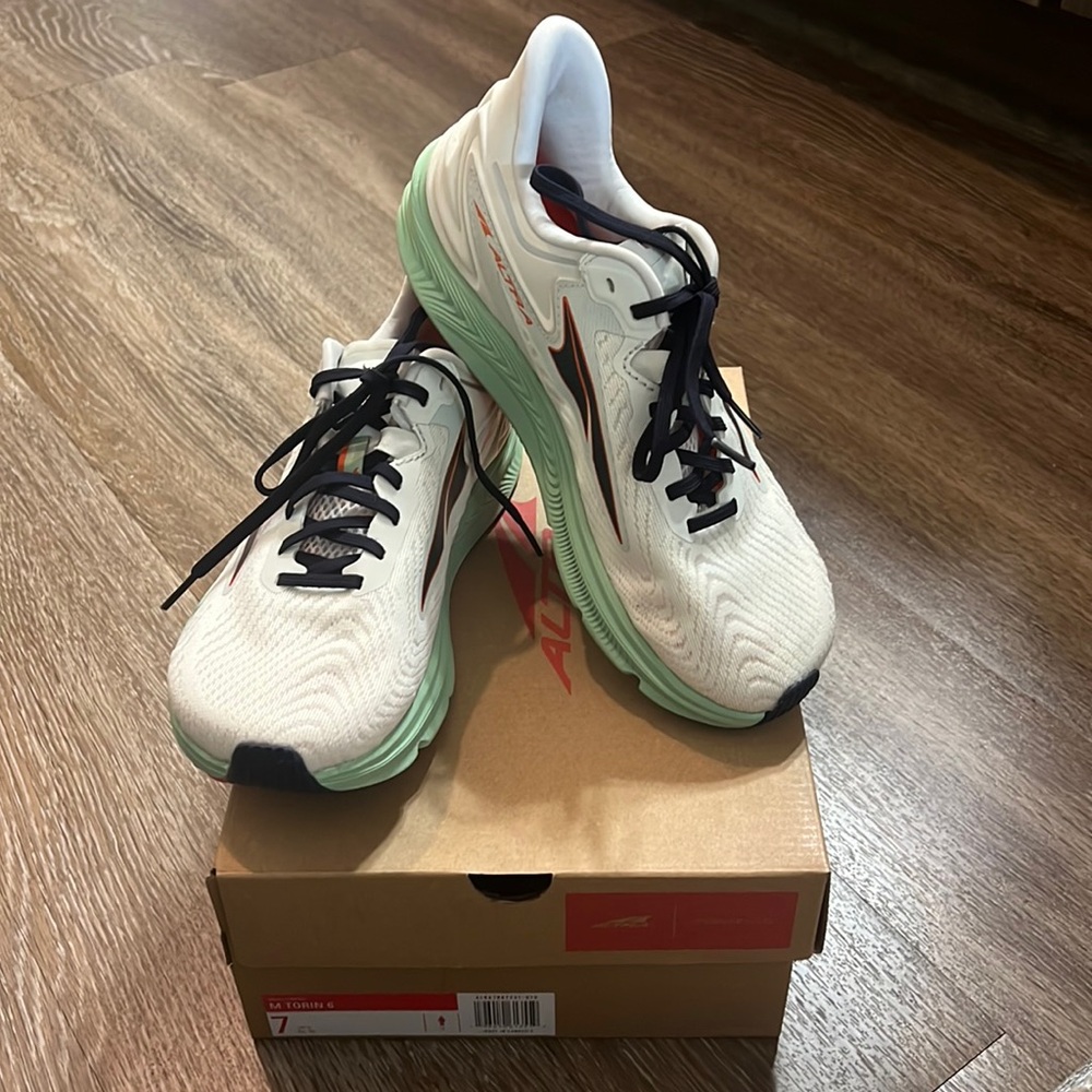 NWT Altra Torin 6